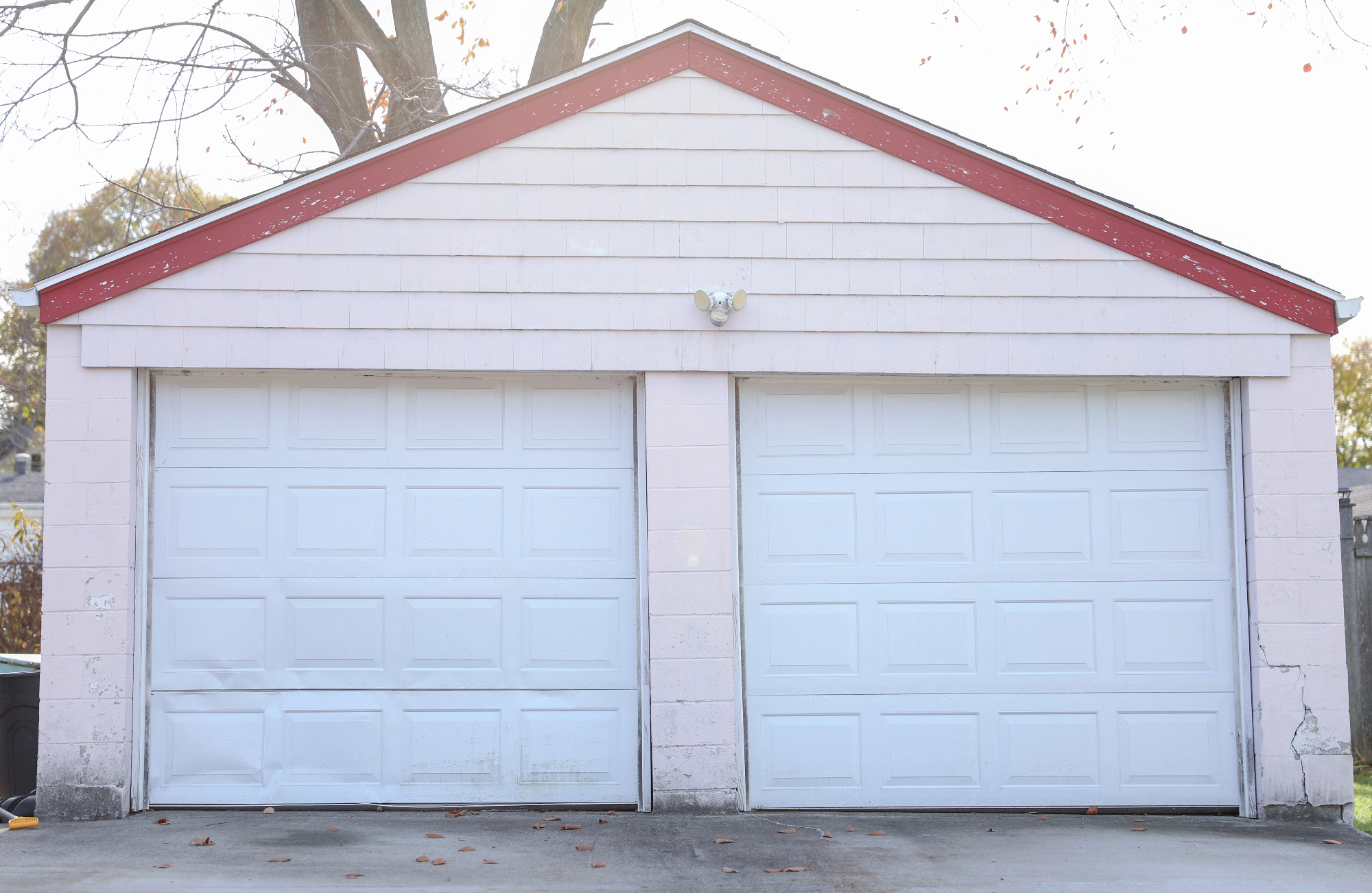 Stanovalci bloka iskali garažna vrata cena pri okoliških ponudnikih